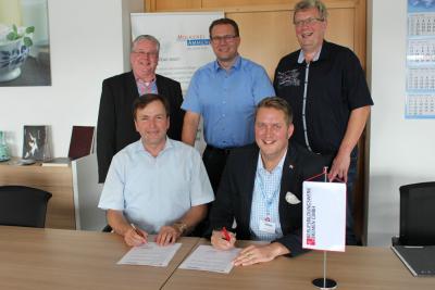 Kooperationsvertrag unterzeichnet (von links): Rüdiger Zoch (BBW), Ralf Hinrichs, Stellvertreter Armin Tjards, Personalleiter Klaus Rohlfing und Dr. Torben Müller (Bild: Claus Stölting)