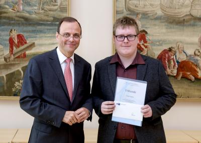 Stefan Storch, Vorsitzender des Verwaltungsrats der Hermann-Leverenz-Stiftung mit Preistr&auml;ger Pageler