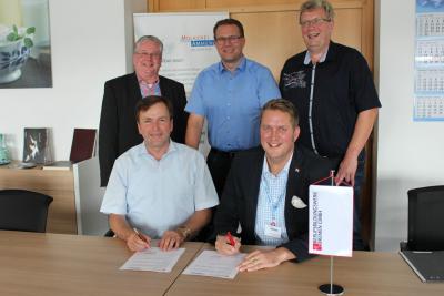 Kooperationsvertrag unterzeichnet (von links): R&uuml;diger Zoch (BBW), Ralf Hinrichs, Stellvertreter Armin Tjards, Personalleiter Klaus Rohlfing und Dr. Torben M&uuml;ller (Bild: Claus St&ouml;lting)