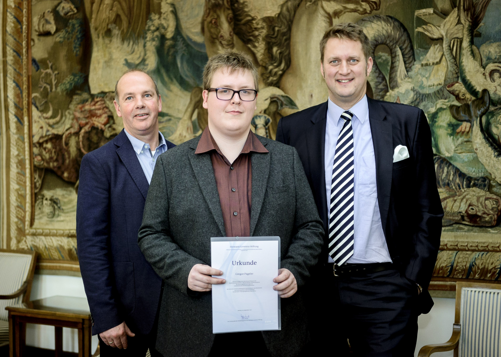 v.L.n.R. Ausbilder Christian Otten, Auszubildender Gregor Pageler, Geschäftsführer Dr. Torben Möller